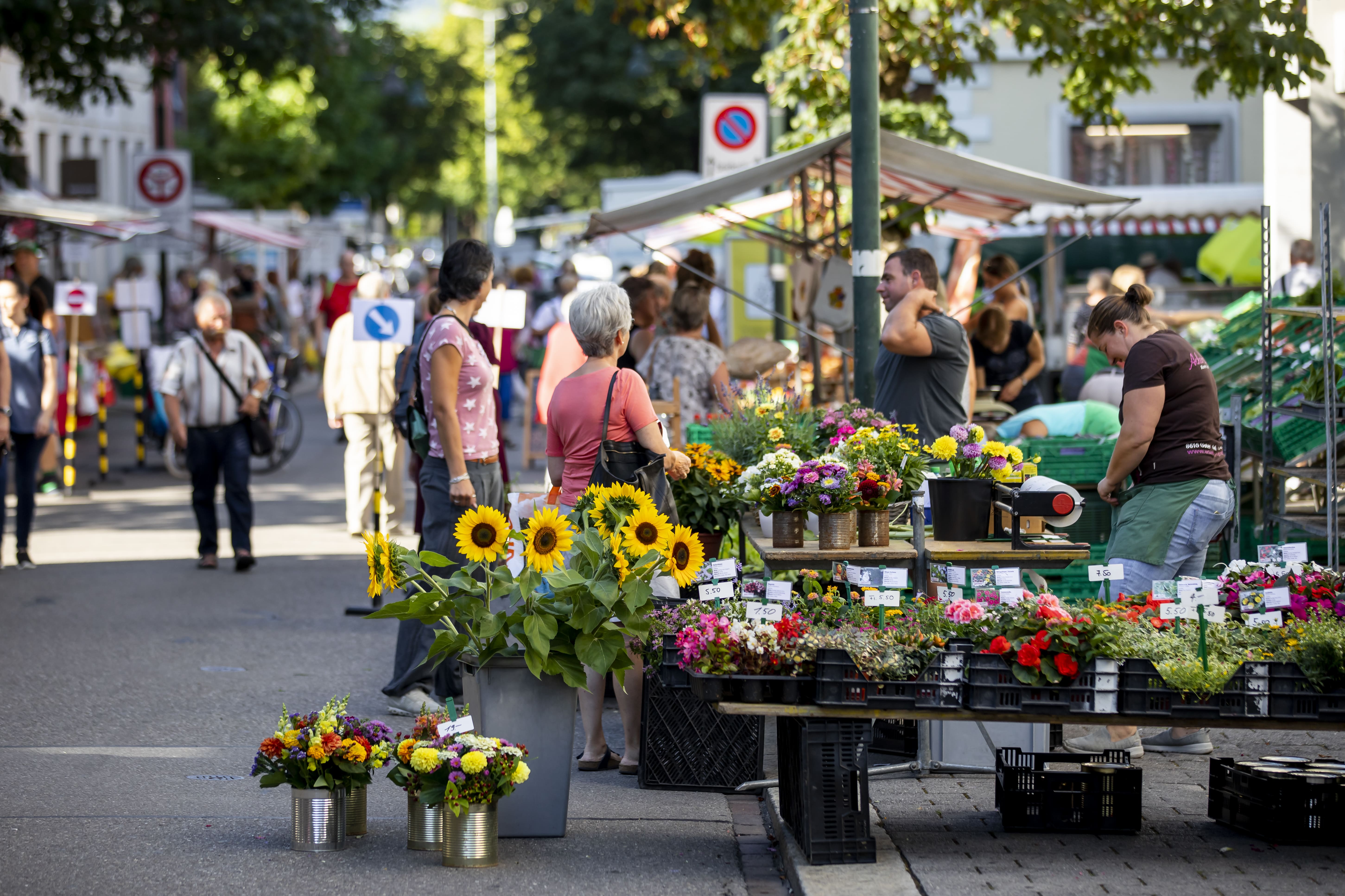 Fleisch-, Blumen-, Früchte-, Gemüsemarkt